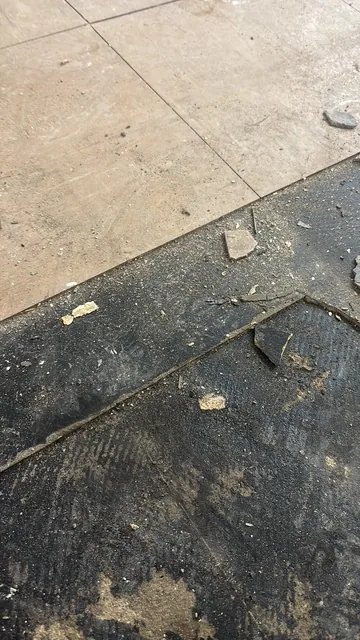 Black bitumen mastic floor removal in a N3 flat